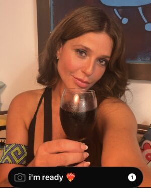 Priscila Sol Instagram - Redescobrindo a minha MULHER aos quase 45 anos e percebi que eu tô bem pra caramba, benza a Deusa ❤️‍🔥🌸✨

Mas além de alguns segredinhos do bem, minha dermatologistas tem arrasado muito @dranathalliagaudencio @dermato.alinebaptista 🫶
