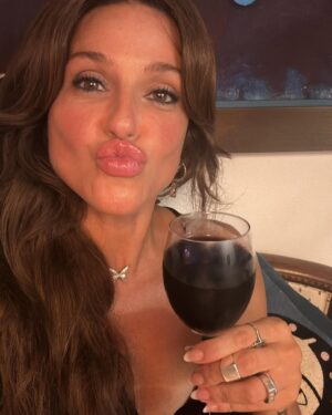 Priscila Sol Instagram - Redescobrindo a minha MULHER aos quase 45 anos e percebi que eu tô bem pra caramba, benza a Deusa ❤️‍🔥🌸✨

Mas além de alguns segredinhos do bem, minha dermatologistas tem arrasado muito @dranathalliagaudencio @dermato.alinebaptista 🫶