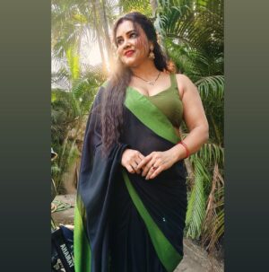 Priya Gamre Instagram - Caption for this ??? 🌹
Comment your caption 
#priyagamre #saree #sareelove