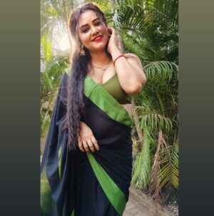 Priya Gamre Instagram - Caption for this ??? 🌹
Comment your caption 
#priyagamre #saree #sareelove
