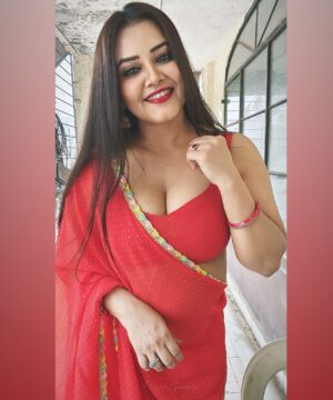 Priya Gamre Instagram - Happy Sunday my lovelies ❤️🦋
Link in bio 🔗 
#priyagamre #saree #redsaree
