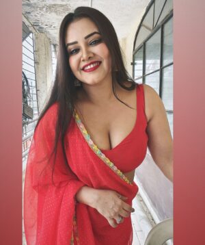 Priya Gamre Instagram - Happy Sunday my lovelies ❤️🦋
Link in bio 🔗 
#priyagamre #saree #redsaree