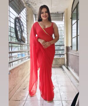 Priya Gamre Instagram - Happy Sunday my lovelies ❤️🦋
Link in bio 🔗 
#priyagamre #saree #redsaree