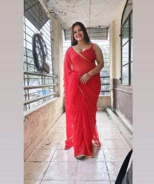 Priya Gamre Instagram - Happy Sunday my lovelies ❤️🦋
Link in bio 🔗 
#priyagamre #saree #redsaree