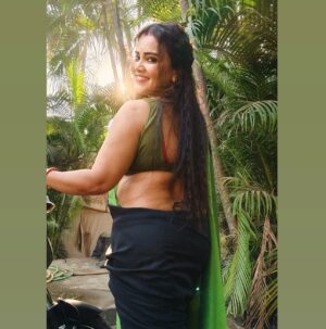 Priya Gamre Instagram - Caption for this ??? 🌹
Comment your caption 
#priyagamre #saree #sareelove