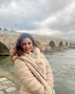 Priya Raina Instagram - December that didn’t make it to the gram in time ! 
(Aaj dekh rahi thi phone mein, socha aap bhi dekh lo)😁🫰

#decemberdump #europetravel #wintertime ❄️