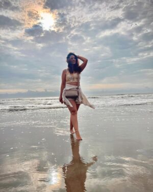 Priya Raina Instagram - #Goa that didn’t make it to the gram 🏝️ 

(Yes i take my forever sweet time to post) 
Btw which bollywood song does this audio remind you of ? Tell me in the comments (hint : it has my name 😉)

#tbt #takemeback 🫠