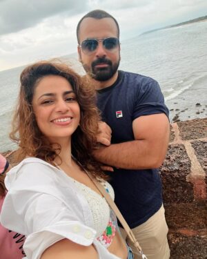 Priya Raina Instagram - #Goa that didn’t make it to the gram 🏝️ 

(Yes i take my forever sweet time to post) 
Btw which bollywood song does this audio remind you of ? Tell me in the comments (hint : it has my name 😉)

#tbt #takemeback 🫠