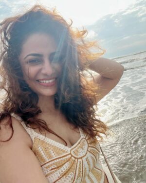 Priya Raina Instagram - #Goa that didn’t make it to the gram 🏝️ 

(Yes i take my forever sweet time to post) 
Btw which bollywood song does this audio remind you of ? Tell me in the comments (hint : it has my name 😉)

#tbt #takemeback 🫠