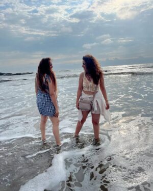Priya Raina Instagram - #Goa that didn’t make it to the gram 🏝️ 

(Yes i take my forever sweet time to post) 
Btw which bollywood song does this audio remind you of ? Tell me in the comments (hint : it has my name 😉)

#tbt #takemeback 🫠