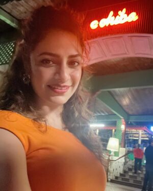 Priya Raina Instagram - #Goa that didn’t make it to the gram 🏝️ 

(Yes i take my forever sweet time to post) 
Btw which bollywood song does this audio remind you of ? Tell me in the comments (hint : it has my name 😉)

#tbt #takemeback 🫠