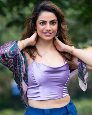 Priya Raina Instagram - Arranging vertical and horizontal pictures in one post is a real struggle 😅 and now that I’ve done the work for ur feed, help me with the caption 😁 
( & SWIPE for #fridayquote )

📸 @ashimphotography 

P.S. I always feel like getting up & dancing like #madhuridixit on this banger from 90’s 🎶 💃🏻 Wonder why such songs aren’t made anymore & uff those vocal expressions like #kavitakrishnamurthy 🥹💕 

#90skid #90smusic #90sbollywood #kayserasera
