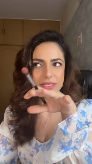 Priya Raina Instagram - Kya bolti public ?

💄 @parulgargbeauty