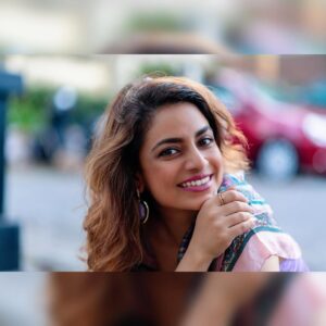 Priya Raina Instagram - Arranging vertical and horizontal pictures in one post is a real struggle 😅 and now that I’ve done the work for ur feed, help me with the caption 😁 
( & SWIPE for #fridayquote )

📸 @ashimphotography 

P.S. I always feel like getting up & dancing like #madhuridixit on this banger from 90’s 🎶 💃🏻 Wonder why such songs aren’t made anymore & uff those vocal expressions like #kavitakrishnamurthy 🥹💕 

#90skid #90smusic #90sbollywood #kayserasera