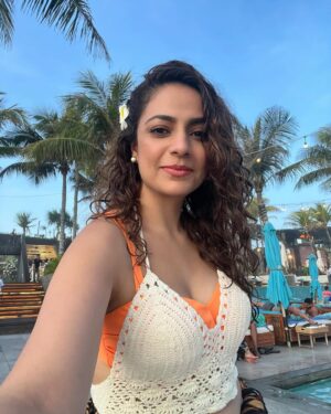 Priya Raina Instagram - #waterbody 🧜‍♀️
How many SELFIES re too many  #selfies ? 🤨

Also tell me in the comments how many pictures don’t have water 🌊 in the background ?? 
(Can’t help it being a #watersign 🦂 ) 🫠 

P.S. Also i love this song by @shankarehsaanloy @shreyaghoshal & @kshitijwaghmusic #mehkimehki 🤍
