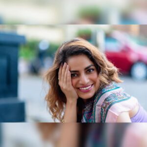 Priya Raina Instagram - Arranging vertical and horizontal pictures in one post is a real struggle 😅 and now that I’ve done the work for ur feed, help me with the caption 😁 
( & SWIPE for #fridayquote )

📸 @ashimphotography 

P.S. I always feel like getting up & dancing like #madhuridixit on this banger from 90’s 🎶 💃🏻 Wonder why such songs aren’t made anymore & uff those vocal expressions like #kavitakrishnamurthy 🥹💕 

#90skid #90smusic #90sbollywood #kayserasera