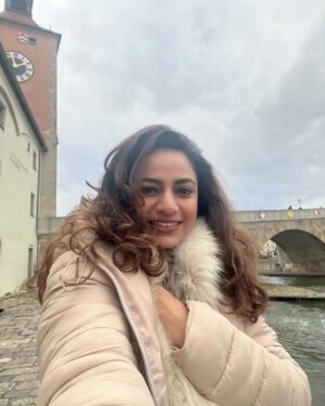 Priya Raina Instagram - December that didn’t make it to the gram in time ! 
(Aaj dekh rahi thi phone mein, socha aap bhi dekh lo)😁🫰

#decemberdump #europetravel #wintertime ❄️