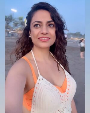 Priya Raina Instagram - #waterbody 🧜‍♀️
How many SELFIES re too many  #selfies ? 🤨

Also tell me in the comments how many pictures don’t have water 🌊 in the background ?? 
(Can’t help it being a #watersign 🦂 ) 🫠 

P.S. Also i love this song by @shankarehsaanloy @shreyaghoshal & @kshitijwaghmusic #mehkimehki 🤍