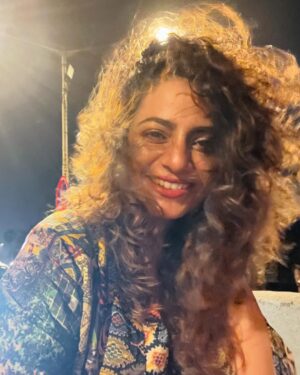 Priya Raina Instagram - #waterbody 🧜‍♀️
How many SELFIES re too many  #selfies ? 🤨

Also tell me in the comments how many pictures don’t have water 🌊 in the background ?? 
(Can’t help it being a #watersign 🦂 ) 🫠 

P.S. Also i love this song by @shankarehsaanloy @shreyaghoshal & @kshitijwaghmusic #mehkimehki 🤍