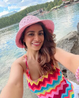 Priya Raina Instagram - #waterbody 🧜‍♀️
How many SELFIES re too many  #selfies ? 🤨

Also tell me in the comments how many pictures don’t have water 🌊 in the background ?? 
(Can’t help it being a #watersign 🦂 ) 🫠 

P.S. Also i love this song by @shankarehsaanloy @shreyaghoshal & @kshitijwaghmusic #mehkimehki 🤍