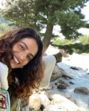 Priya Raina Instagram - #waterbody 🧜‍♀️
How many SELFIES re too many  #selfies ? 🤨

Also tell me in the comments how many pictures don’t have water 🌊 in the background ?? 
(Can’t help it being a #watersign 🦂 ) 🫠 

P.S. Also i love this song by @shankarehsaanloy @shreyaghoshal & @kshitijwaghmusic #mehkimehki 🤍