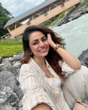 Priya Raina Instagram - #waterbody 🧜‍♀️
How many SELFIES re too many  #selfies ? 🤨

Also tell me in the comments how many pictures don’t have water 🌊 in the background ?? 
(Can’t help it being a #watersign 🦂 ) 🫠 

P.S. Also i love this song by @shankarehsaanloy @shreyaghoshal & @kshitijwaghmusic #mehkimehki 🤍