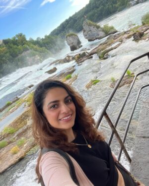 Priya Raina Instagram - #waterbody 🧜‍♀️
How many SELFIES re too many  #selfies ? 🤨

Also tell me in the comments how many pictures don’t have water 🌊 in the background ?? 
(Can’t help it being a #watersign 🦂 ) 🫠 

P.S. Also i love this song by @shankarehsaanloy @shreyaghoshal & @kshitijwaghmusic #mehkimehki 🤍