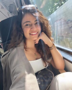 Priya Raina Instagram - #waterbody 🧜‍♀️
How many SELFIES re too many  #selfies ? 🤨

Also tell me in the comments how many pictures don’t have water 🌊 in the background ?? 
(Can’t help it being a #watersign 🦂 ) 🫠 

P.S. Also i love this song by @shankarehsaanloy @shreyaghoshal & @kshitijwaghmusic #mehkimehki 🤍