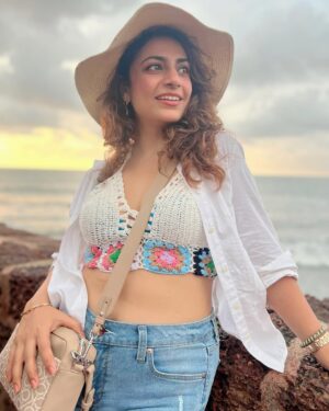 Priya Raina Instagram - #Goa that didn’t make it to the gram 🏝️ 

(Yes i take my forever sweet time to post) 
Btw which bollywood song does this audio remind you of ? Tell me in the comments (hint : it has my name 😉)

#tbt #takemeback 🫠