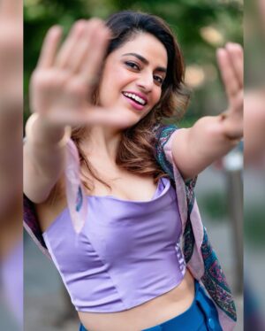 Priya Raina Instagram - Arranging vertical and horizontal pictures in one post is a real struggle 😅 and now that I’ve done the work for ur feed, help me with the caption 😁 
( & SWIPE for #fridayquote )

📸 @ashimphotography 

P.S. I always feel like getting up & dancing like #madhuridixit on this banger from 90’s 🎶 💃🏻 Wonder why such songs aren’t made anymore & uff those vocal expressions like #kavitakrishnamurthy 🥹💕 

#90skid #90smusic #90sbollywood #kayserasera