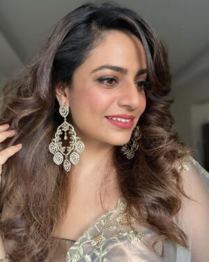 Priya Raina Instagram - All set for #shaadiseason ? Wait @dillisefashion is here for you ✨ 🎉🥳
@priyaaraina in these statement pieces by #DilliSeFashion looks breathtaking 🤩
Select your favourite pieces and DM 💌 or Watsapp us @ 9152105019 for orders & it will be delivered to you in a short while with all the love 💝 

Let’s build a stunning insta family together 💫 🙏🏻

#fashionjewelry #statementjewelry #indianjewellery