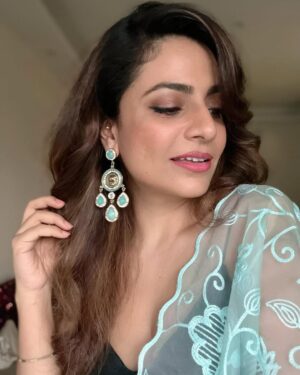 Priya Raina Instagram - All set for #shaadiseason ? Wait @dillisefashion is here for you ✨ 🎉🥳
@priyaaraina in these statement pieces by #DilliSeFashion looks breathtaking 🤩
Select your favourite pieces and DM 💌 or Watsapp us @ 9152105019 for orders & it will be delivered to you in a short while with all the love 💝 

Let’s build a stunning insta family together 💫 🙏🏻

#fashionjewelry #statementjewelry #indianjewellery