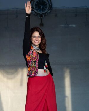Priya Raina Instagram - हैप्पी दशेहरा 🌼💥🤩

रावण जलाओ 🔥 खाओ पियो मौज मनाओ 🥳🙌

📸 @ankitwadhwaphotography