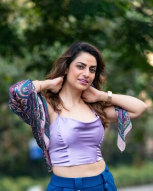 Priya Raina Instagram - Arranging vertical and horizontal pictures in one post is a real struggle 😅 and now that I’ve done the work for ur feed, help me with the caption 😁 
( & SWIPE for #fridayquote )

📸 @ashimphotography 

P.S. I always feel like getting up & dancing like #madhuridixit on this banger from 90’s 🎶 💃🏻 Wonder why such songs aren’t made anymore & uff those vocal expressions like #kavitakrishnamurthy 🥹💕 

#90skid #90smusic #90sbollywood #kayserasera