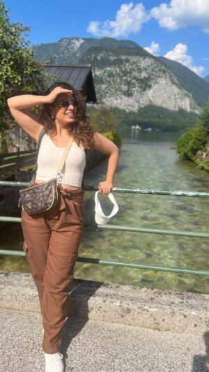 Priya Raina Instagram - Coz your shopping bills get way more expensive than those flight tickets 🤑 What say?? #thankmelater 🙌

📍 #Halstatt #Austria 

#flashbackfriday #travelinspo #europe #travellingthroughtheworld #austrianalps #travelgram