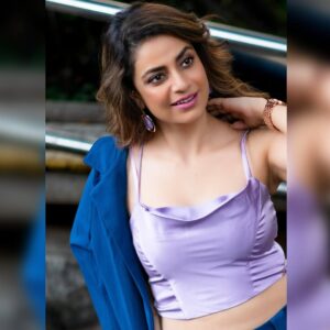 Priya Raina Instagram - Arranging vertical and horizontal pictures in one post is a real struggle 😅 and now that I’ve done the work for ur feed, help me with the caption 😁 
( & SWIPE for #fridayquote )

📸 @ashimphotography 

P.S. I always feel like getting up & dancing like #madhuridixit on this banger from 90’s 🎶 💃🏻 Wonder why such songs aren’t made anymore & uff those vocal expressions like #kavitakrishnamurthy 🥹💕 

#90skid #90smusic #90sbollywood #kayserasera