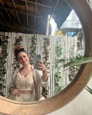 Priya Raina Instagram - #Goa that didn’t make it to the gram 🏝️ 

(Yes i take my forever sweet time to post) 
Btw which bollywood song does this audio remind you of ? Tell me in the comments (hint : it has my name 😉)

#tbt #takemeback 🫠