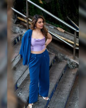 Priya Raina Instagram - Arranging vertical and horizontal pictures in one post is a real struggle 😅 and now that I’ve done the work for ur feed, help me with the caption 😁 
( & SWIPE for #fridayquote )

📸 @ashimphotography 

P.S. I always feel like getting up & dancing like #madhuridixit on this banger from 90’s 🎶 💃🏻 Wonder why such songs aren’t made anymore & uff those vocal expressions like #kavitakrishnamurthy 🥹💕 

#90skid #90smusic #90sbollywood #kayserasera