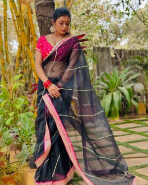 Priyanka Chaurasia Instagram - Queens don’t need crowns; they wear saree🖤💗
#instagood #style #cottonsaree #sari #instafashion #indiansaree #cotton #sareeaddict #bollywood #designersarees #mumbai #viral #designer #sareeblousedesigns #indian #dress #bridal #blouse #beautiful #banarasisaree #ootd #shopping #bhfyp #traditionalwear #partywear #bride #photography #beauty #piikuuuu