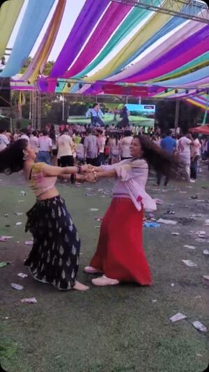 Priyanka Chaurasia Instagram - Fugadi 😍🥰🌈❤️ 
#priyagamre #reels #reelitfeelit #reelkarofeelkaro #reelsinstagram #reel #trendingreels #viralreels #viralvideos #holi #fugadi