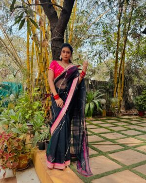 Priyanka Chaurasia Instagram - Queens don’t need crowns; they wear saree🖤💗
#instagood #style #cottonsaree #sari #instafashion #indiansaree #cotton #sareeaddict #bollywood #designersarees #mumbai #viral #designer #sareeblousedesigns #indian #dress #bridal #blouse #beautiful #banarasisaree #ootd #shopping #bhfyp #traditionalwear #partywear #bride #photography #beauty #piikuuuu
