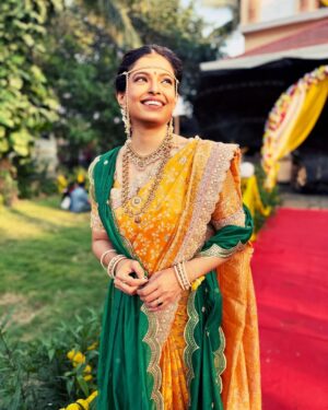 Priyanka Tendolkar Instagram - सूरज की बाँहों में अब है ये ज़िंदगी
किरणें हैं साँसों में, बातों में रोशनी….
.
📸 @juigadkariofficial 🫶🏼
Makeup @attitude_boy_neel thank you neelu ❤️
Hair Kavita didi 🤟🏻