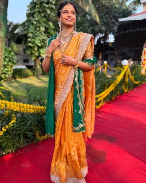 Priyanka Tendolkar Instagram - सूरज की बाँहों में अब है ये ज़िंदगी
किरणें हैं साँसों में, बातों में रोशनी….
.
📸 @juigadkariofficial 🫶🏼
Makeup @attitude_boy_neel thank you neelu ❤️
Hair Kavita didi 🤟🏻