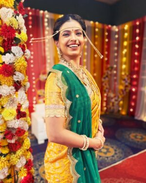 Priyanka Tendolkar Instagram - सूरज की बाँहों में अब है ये ज़िंदगी
किरणें हैं साँसों में, बातों में रोशनी….
.
📸 @juigadkariofficial 🫶🏼
Makeup @attitude_boy_neel thank you neelu ❤️
Hair Kavita didi 🤟🏻