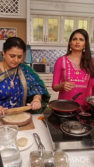 Priyanka Tendolkar Instagram - Happy Holi !!
Prepare a Puran Poli on set and celebrate the Holi festival.
📸 @sanjana_patil165 
.
.
#holi #holifestival #starpravah
#prajaktakulkarnidighe #ttm