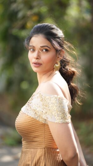 Priyanka Tendolkar Instagram - Gold 
.
.
#starpravahparivarpuraskar2025 
.
📸 @_pratham_tambe_ 
.
Styled by @label_saaj_ 
.
Hair by @shwetali_06 
.
Makeup by 🙋🏻‍♀️🙈