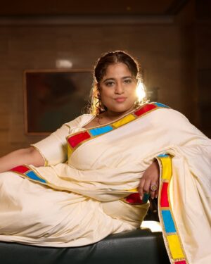RJ Malishka Instagram - Promotions for #FreedomAtMidnight  that you guys absolutely Love.
Thankyou for all the ❤️❤️❤️. 
The tale  of Sarojini Naidu told in This gorgeous sari by : @gulabobyabusandeep @abujanisandeepkhosla .
Accessories: @azotiique @rahejavarun 
HMU : @avedaxnykaa.salon.mumbai @aabhapusalkar  Shoes: @thecaistore 
Styled by: @srishti_k 
Managed by : @lifeatcollectiveartistsnetwork and @sheetalgoklaney_official .  The Background song: One that should melt the hearts of men fr ❤️ Shoutout to Rekhaji 🤗 @rekha_bhardwaj