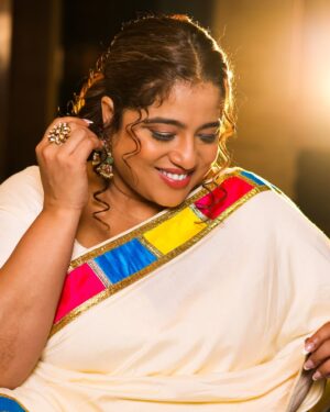 RJ Malishka Instagram - Promotions for #FreedomAtMidnight  that you guys absolutely Love.
Thankyou for all the ❤️❤️❤️. 
The tale  of Sarojini Naidu told in This gorgeous sari by : @gulabobyabusandeep @abujanisandeepkhosla .
Accessories: @azotiique @rahejavarun 
HMU : @avedaxnykaa.salon.mumbai @aabhapusalkar  Shoes: @thecaistore 
Styled by: @srishti_k 
Managed by : @lifeatcollectiveartistsnetwork and @sheetalgoklaney_official .  The Background song: One that should melt the hearts of men fr ❤️ Shoutout to Rekhaji 🤗 @rekha_bhardwaj