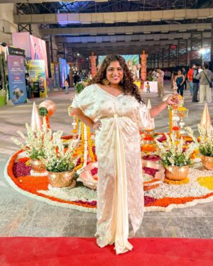 RJ Malishka Instagram - Serving some South-side sass with a whole lot of glam!🤍
Your girl got all dolled up to host the South Side Story event, and let me tell you, it was a LIT experience! 🎤🔥 From dazzling vibes to unstoppable energy, hosting this was pure magic—just like this look!  This beautiful 👗 : @masumimewawallaofficial 
Styled by: @srishti_k