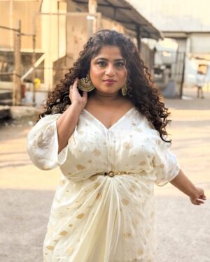 RJ Malishka Instagram - Serving some South-side sass with a whole lot of glam!🤍
Your girl got all dolled up to host the South Side Story event, and let me tell you, it was a LIT experience! 🎤🔥 From dazzling vibes to unstoppable energy, hosting this was pure magic—just like this look!  This beautiful 👗 : @masumimewawallaofficial 
Styled by: @srishti_k